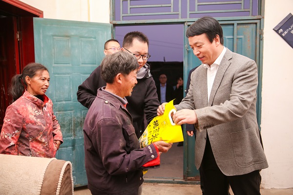 中國華融黨委副書記、監(jiān)事長胡建忠一行赴四川宣漢縣調(diào)研督導扶貧工作